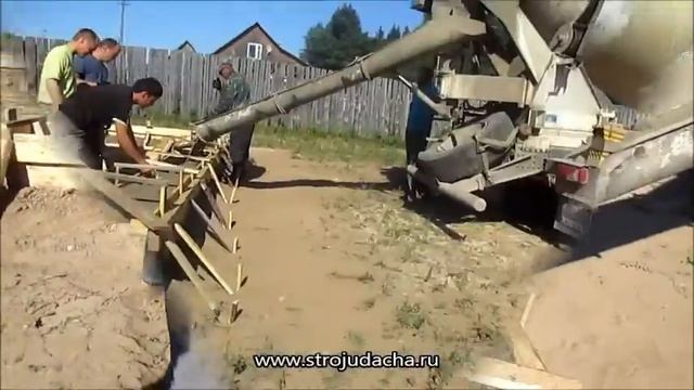 Бетонирование ленточного фундамента автомиксером
