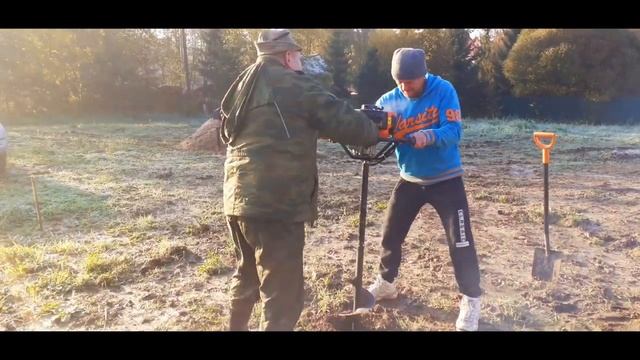 Строим домик, перенос сарая. Бурим дырки под столбы для большого сарая. часть 3. смотреть онлайн