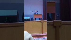 Психолог Сатья Дас ударил женщину. Кричит и оскорбляет. Отрывок выступления и инцидента.