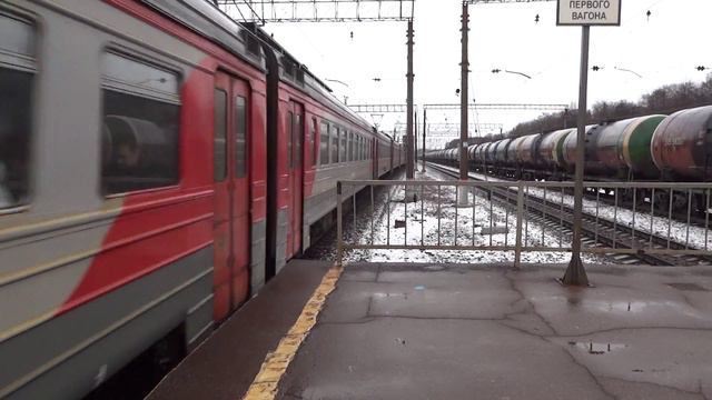 ЭР2Т-7180 с приветливой бригадой прибывает на станцию Бекасово-I смотреть онлайн