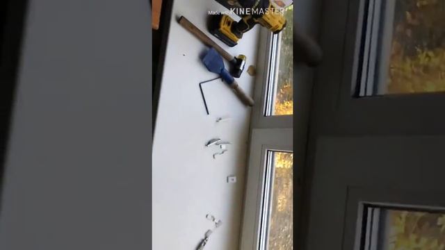 Прижим створки. Чем убрать продувание створки. Дует окно. Дополнительная фурнитура на окно. смотреть онлайн