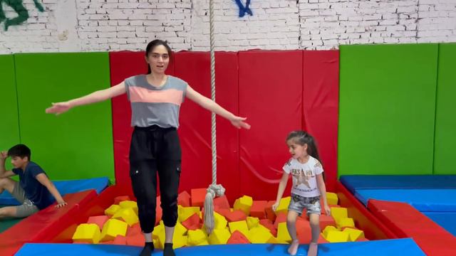 Сафия на батуте! | Дети прыгают на Батуте | for kids смотреть онлайн