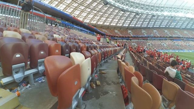 Дания - Франция, мусор на трибунах после матча