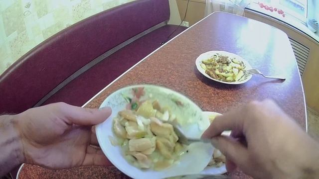 Мой полдник осенью. Салат из солёных груздей и жареный картофель с луком смотреть онлайн
