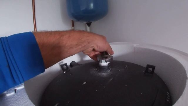Jak wymienić anodę magnezową w zasobniku CWU ? Wymiana "krok po kroku". смотреть онлайн