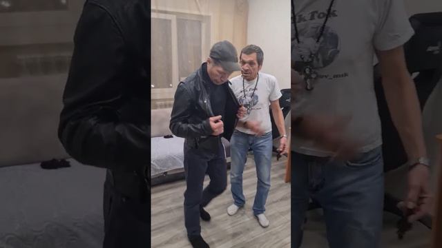 К нам в гости пришол Олег Монгол 🐲 смотреть онлайн