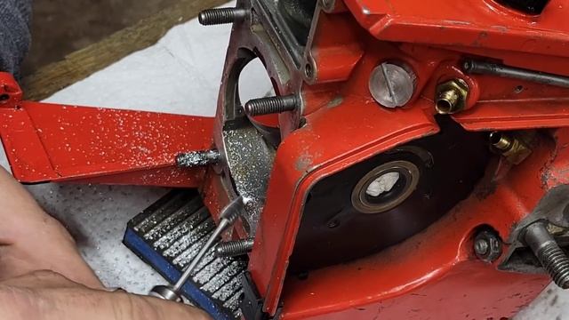 Makin' 2 stroke cases flow!! Case trenching a vintage chainsaw. смотреть онлайн