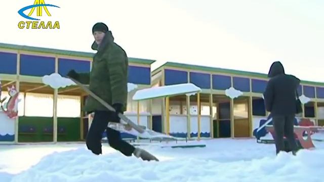 Молодежь Ялуторовска добровольно и на энтузиазме возводит снежную горку для детей в детском саде №8 смотреть онлайн
