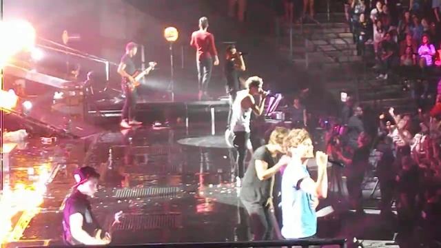 Live While We're Young - One Direction Oracle Arena смотреть онлайн