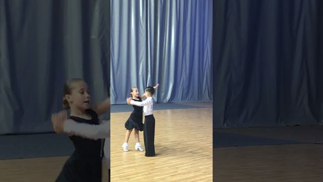 Бальные танцы! Дети 1 Е класс! МАЛЬЧИК ТАНЦУЕТ 10 МЕСЯЦЕВ!!! РУМБА ПЕРВОЕ ВЫСТУПЛЕНИЕ смотреть онлайн