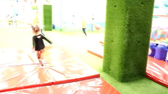 Алиса с папой играют на детской игровой площадке. Видео для детей. смотреть онлайн