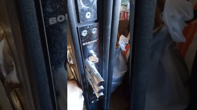 плохо закрывается уличная дверь смотреть онлайн