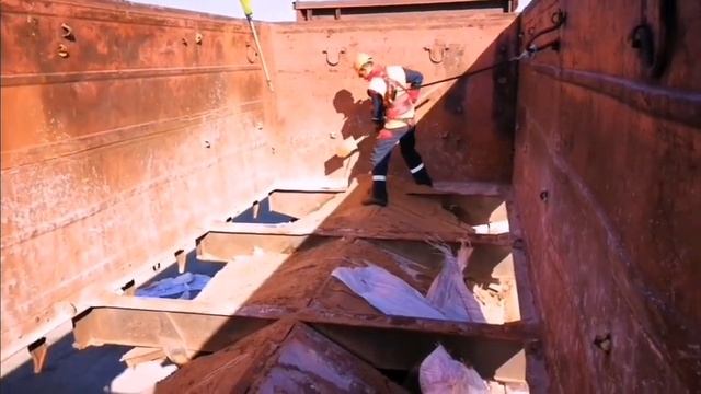 ОЧИСТКА ЖД ПОЛУВАГОНА после Выгрузки ГАЛИТА ( соль ) с использованием СТРАХОВОЧНОЙ ПРИВЯЗИ. смотреть онлайн