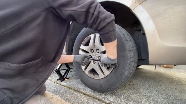 2007 Honda Odyssey. how to install the wheel. Honda Odyssey 2007 года. как установить колесо. смотреть онлайн