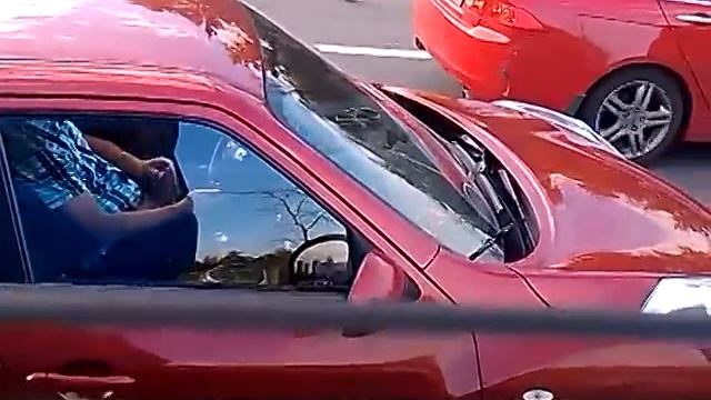 кто чем занимается в пробках, а кто то рукаблудит смотреть онлайн