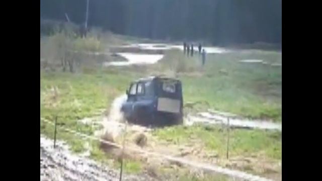 Уаз выбирается из брода! смотреть онлайн