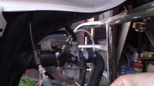 Проверка уровня топлива в поплавковой камере карбюратора PZ 19 на мопеде Альфа