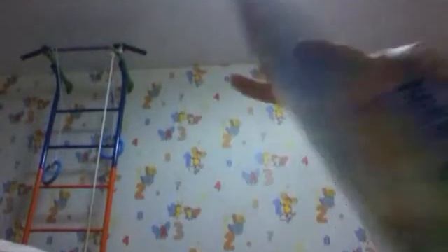 Алиса показывает инструкцию по лепке свечей