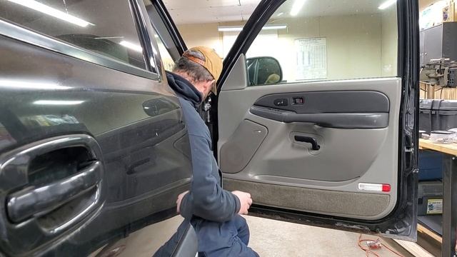 2000-2006 Chevy Tahoe GMT800 Door Removal.