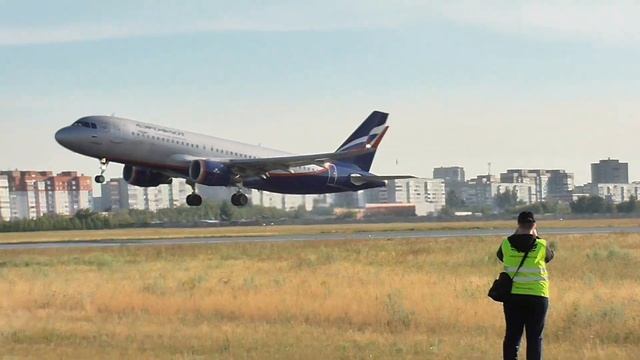 Утренний разлёт в омском аэропорту