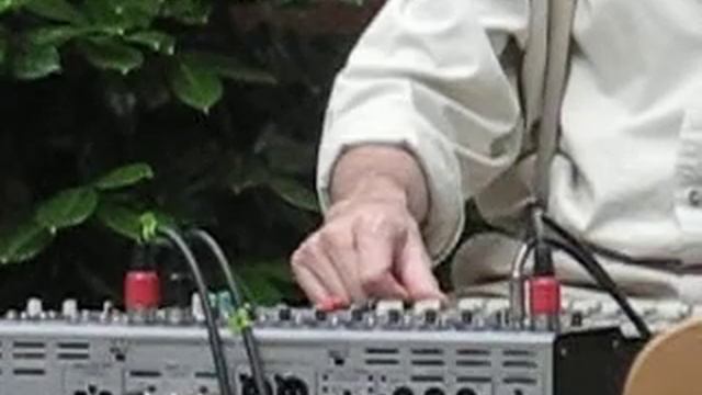 Peter Ablinger performs Michael Pinter-Koschell смотреть онлайн