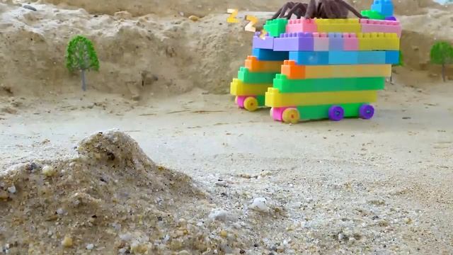 Подборка экскаваторов-самосвалов и тракторов, играющих в песке - История игрушечных машинок смотреть онлайн