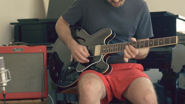 Gibson ES-335 vs Gibson ES-339 - No Talking, Just Playing смотреть онлайн