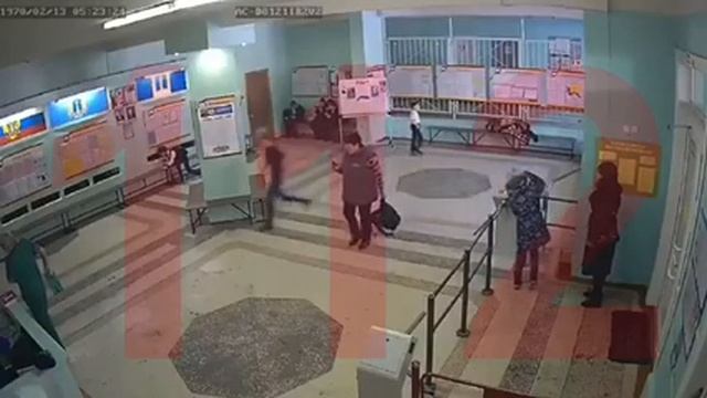 Подросток, который пырнул ножом учительницу, выбегает из школы смотреть онлайн