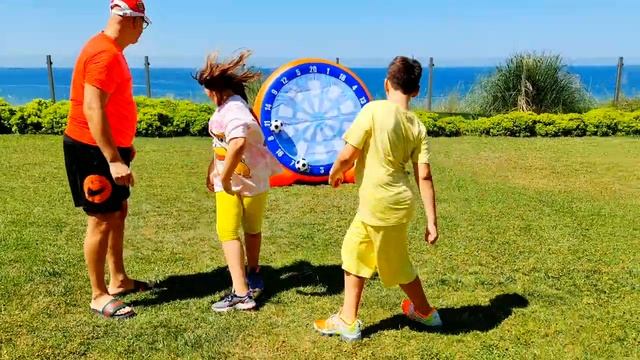 Ali and Adriana play Outdoor Games and have fun with Dad смотреть онлайн