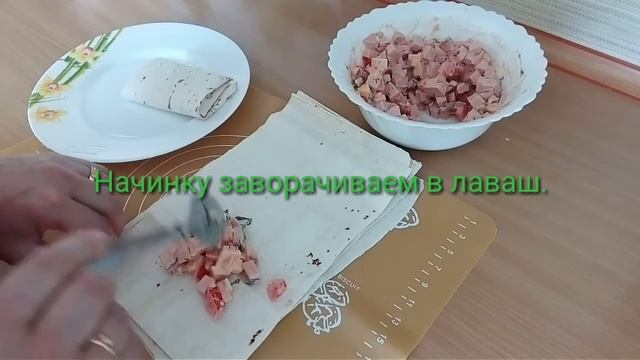 ЖАРЕНЫЙ ЛАВАШ С КОЛБАСОЙ И СЫРОМ . смотреть онлайн