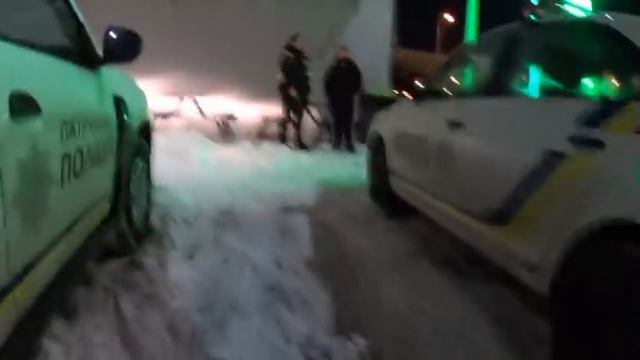 То ли на службе, то ли спросонья распатланные вышли покурить. смотреть онлайн