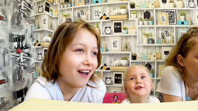 УГАДАЙ ЧТО В КОРОБКЕ? КАЖЕТСЯ. НАЩУПАЛ #1 смотреть онлайн