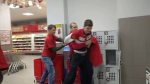 Сотрудники «Магнита» дерутся с воришкой