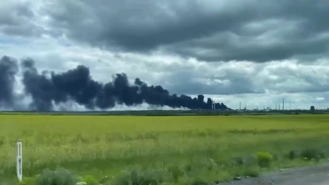 Лисичанск - сообщают о попадании в Лисичанский нефтеперерабатывающий завод. смотреть онлайн