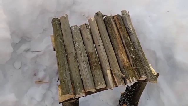 Сделал столик на улице возле землянки для вечерних посиделок. Попил чай и завёл разговора по душам смотреть онлайн