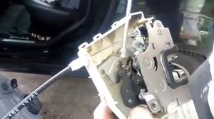 Не до конца закрывает замок двери мерседес.