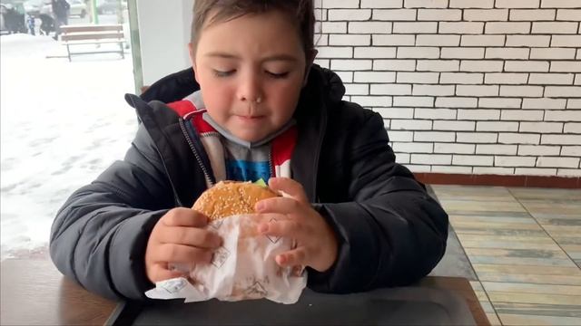 Наряжаем елку?/новогодние игрушки/гуляем по магазинам❄️кафе смотреть онлайн