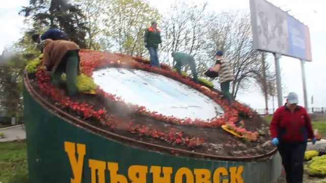 Ко Дню Победы на цветочных часах у Обелиска Славы в Ульяновске появятся стрелки и часовой механизм смотреть онлайн