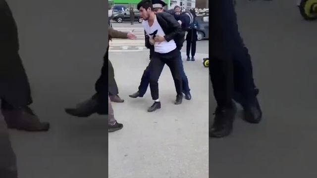 Дар Санкт-Петербург бачаи точик милисо заданд смотреть онлайн
