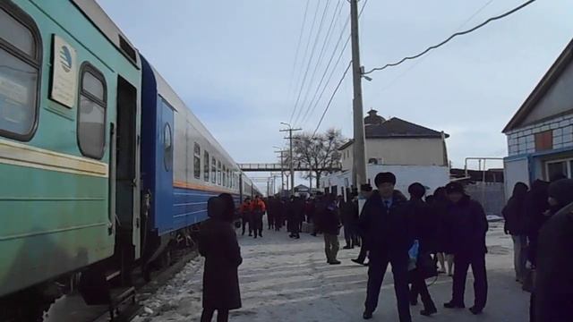 Станция Шалкар (Шалқар) - с поезда в обход вокзала и на площадь с машинами смотреть онлайн