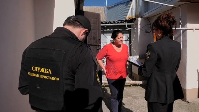 Судебные приставы наведались в дома должников смотреть онлайн