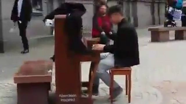 Play Me, I'm Yours Aberdeen 2016: Street Piano Performer смотреть онлайн