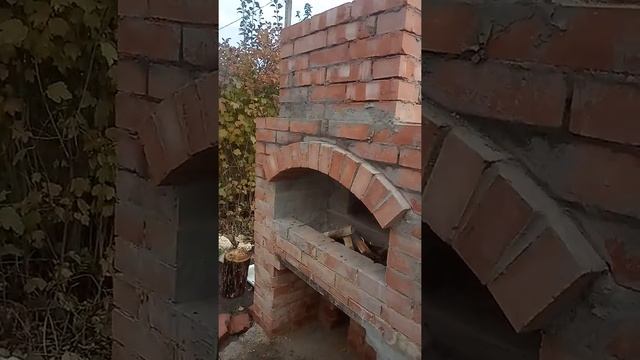 Кирпичный мангал во дворе дачи смотреть онлайн