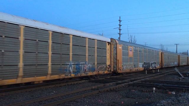 UP SD40N 1577 Leads YYCCH North at Dolton. смотреть онлайн