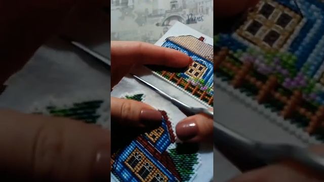 Магниты "домики"мой первый опыт вышивки на пластиковой канве.??? смотреть онлайн