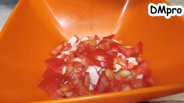 Доступный САЛАТ с КРАБОВЫМИ палочками и помидорами смотреть онлайн