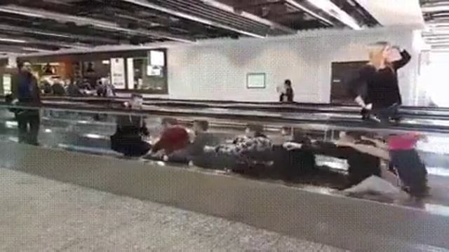 Когда не знаешь чем заняться в аэропорту )) смотреть онлайн