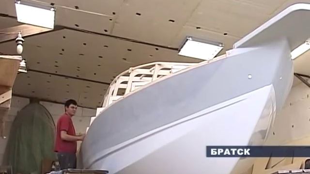 Двое братчан строят катер у себя в гараже смотреть онлайн