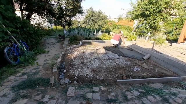 Заливаем площадку под бассейн рядом с беседкой. Делаем зону отдыха. смотреть онлайн