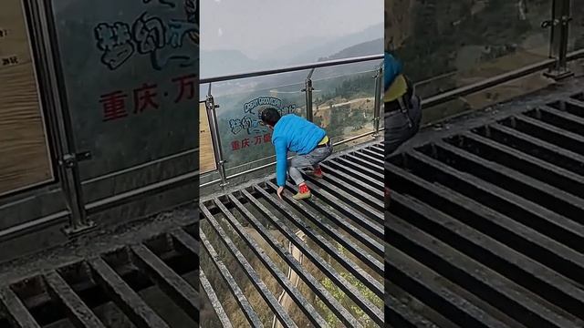 На мосту в Китае оторвался страховочный трос ?.mp4 смотреть онлайн